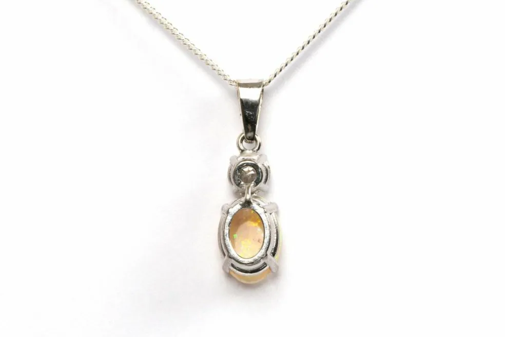 Pendentif contemporain or blanc, opale et diamant