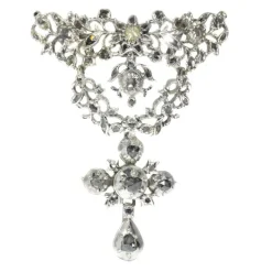 Pendentif croix avec diamants