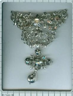 Pendentif croix avec diamants