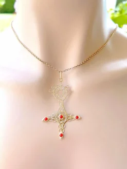 Pendentif Croix du sud ou d'Agadez, cabochons de Corail Or