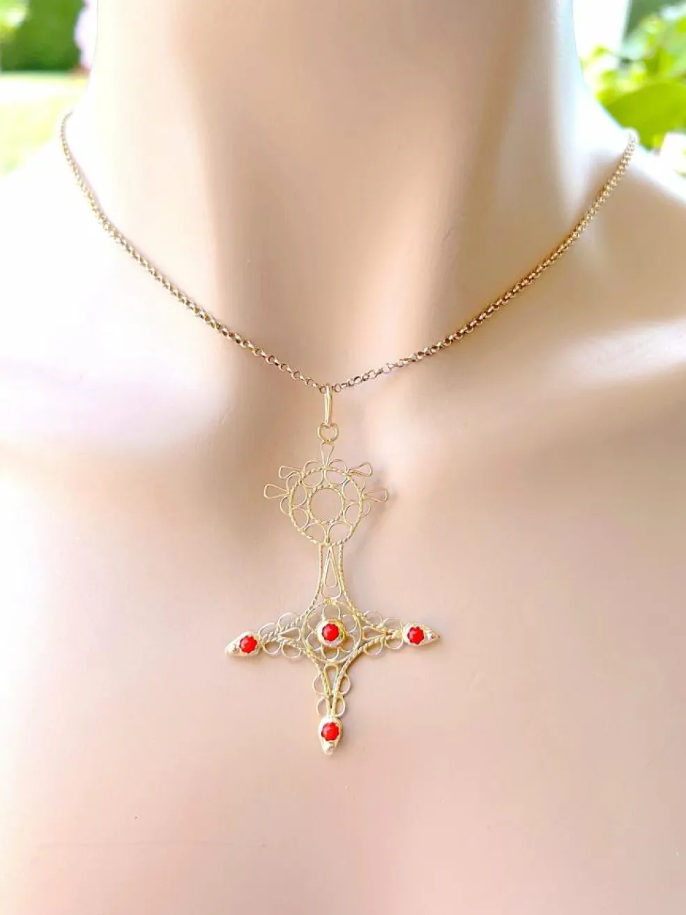 Pendentif Croix du sud ou d'Agadez, cabochons de Corail Or