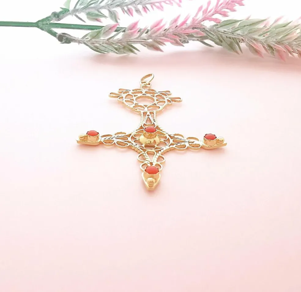 Pendentif Croix du sud ou d'Agadez, cabochons de Corail Or