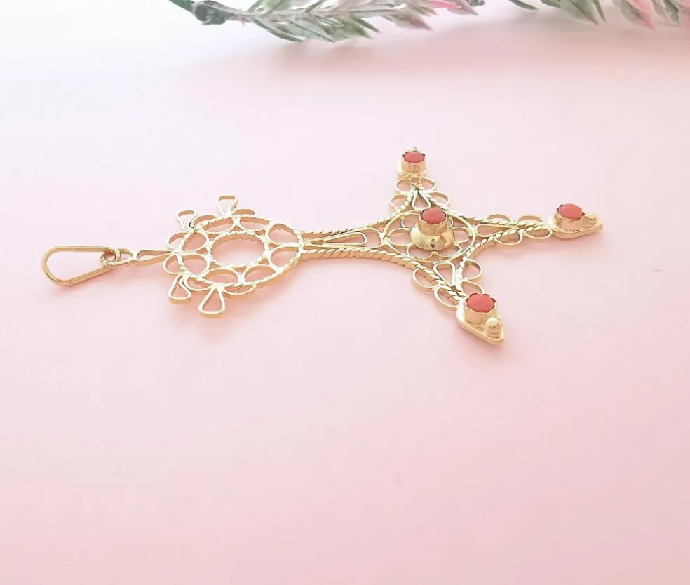 Pendentif Croix du sud ou d'Agadez, cabochons de Corail Or