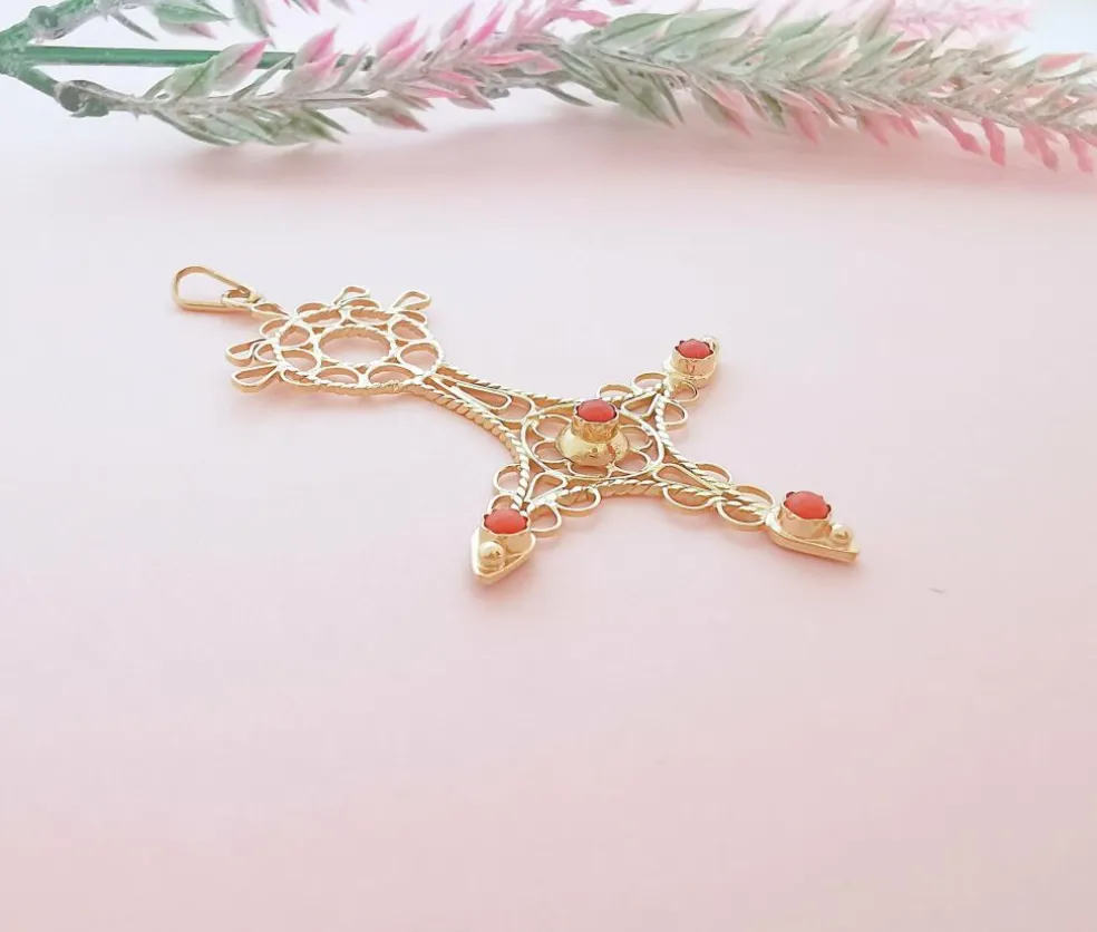 Pendentif Croix du sud ou d'Agadez, cabochons de Corail Or