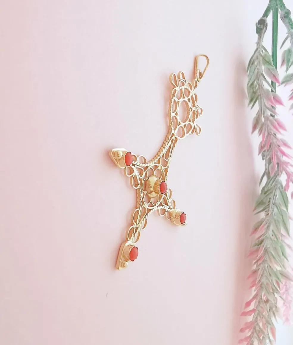 Pendentif Croix du sud ou d'Agadez, cabochons de Corail Or