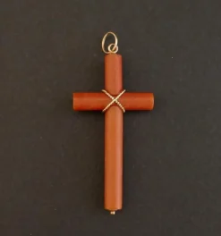 Pendentif croix en corail