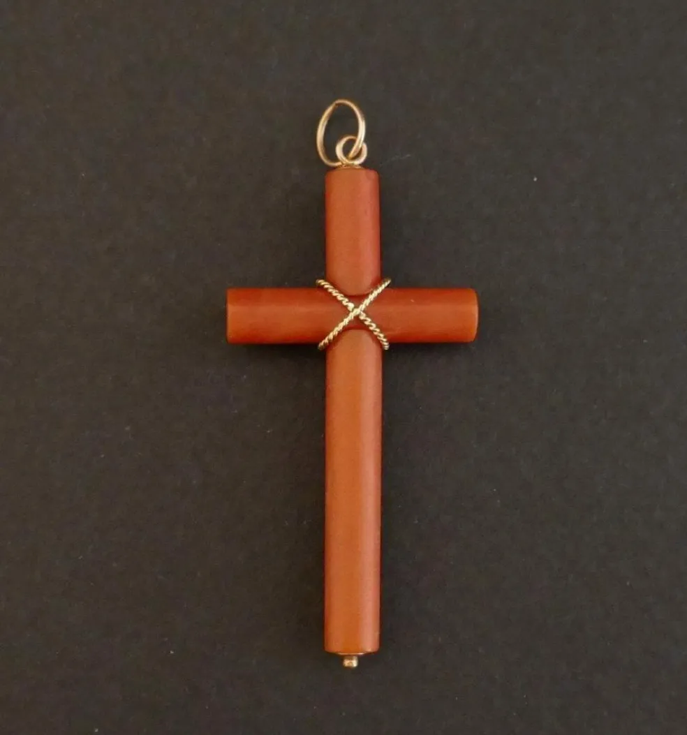 Pendentif croix en corail