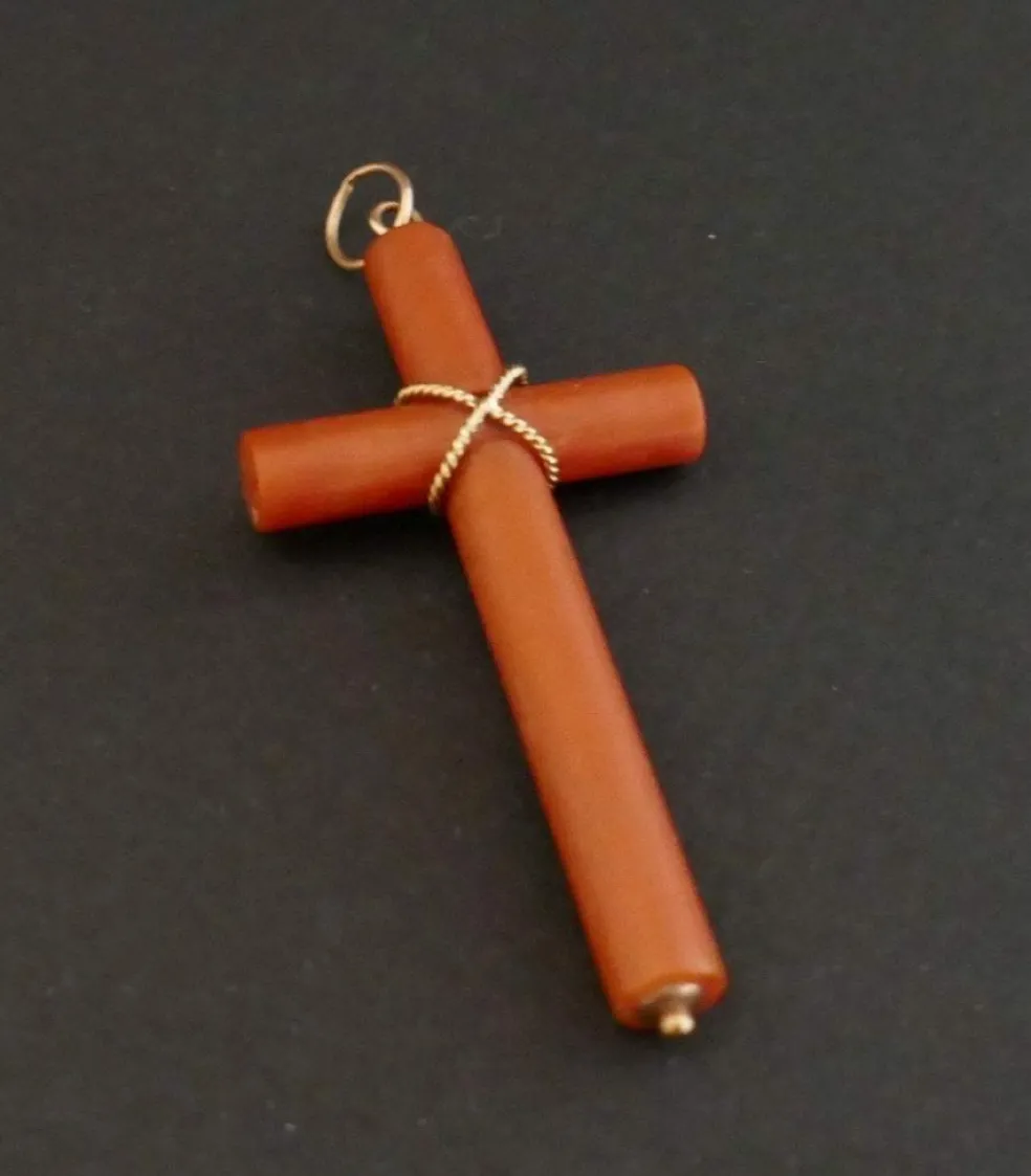 Pendentif croix en corail