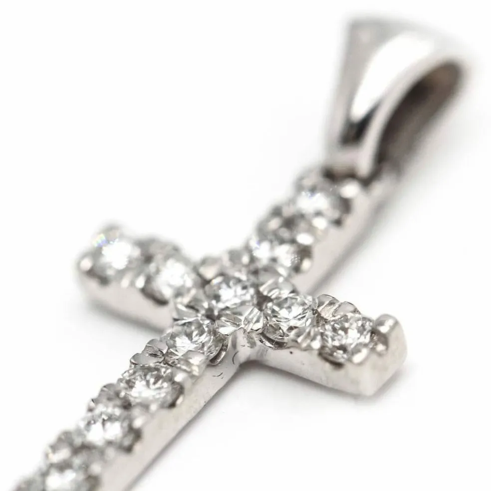 Pendentif croix en diamants et or blanc