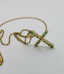 Pendentif croix en or jaune avec émeraudes naturelles