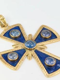 Pendentif croix en or, émail et saphirs