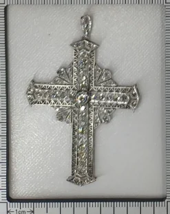 Pendentif croix en platine serti de diamants