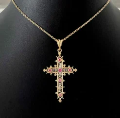 Pendentif croix filigrané en or jaune et rubis
