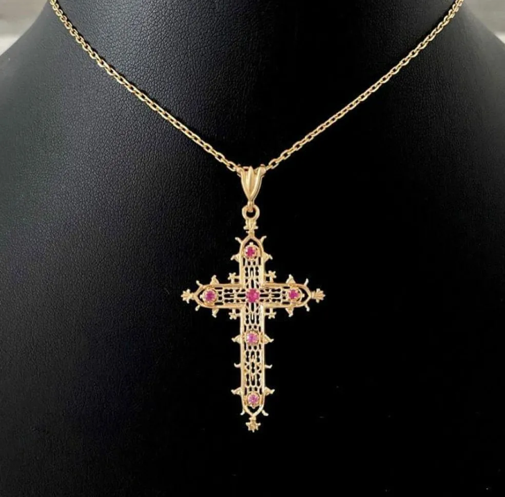 Pendentif croix filigrané en or jaune et rubis