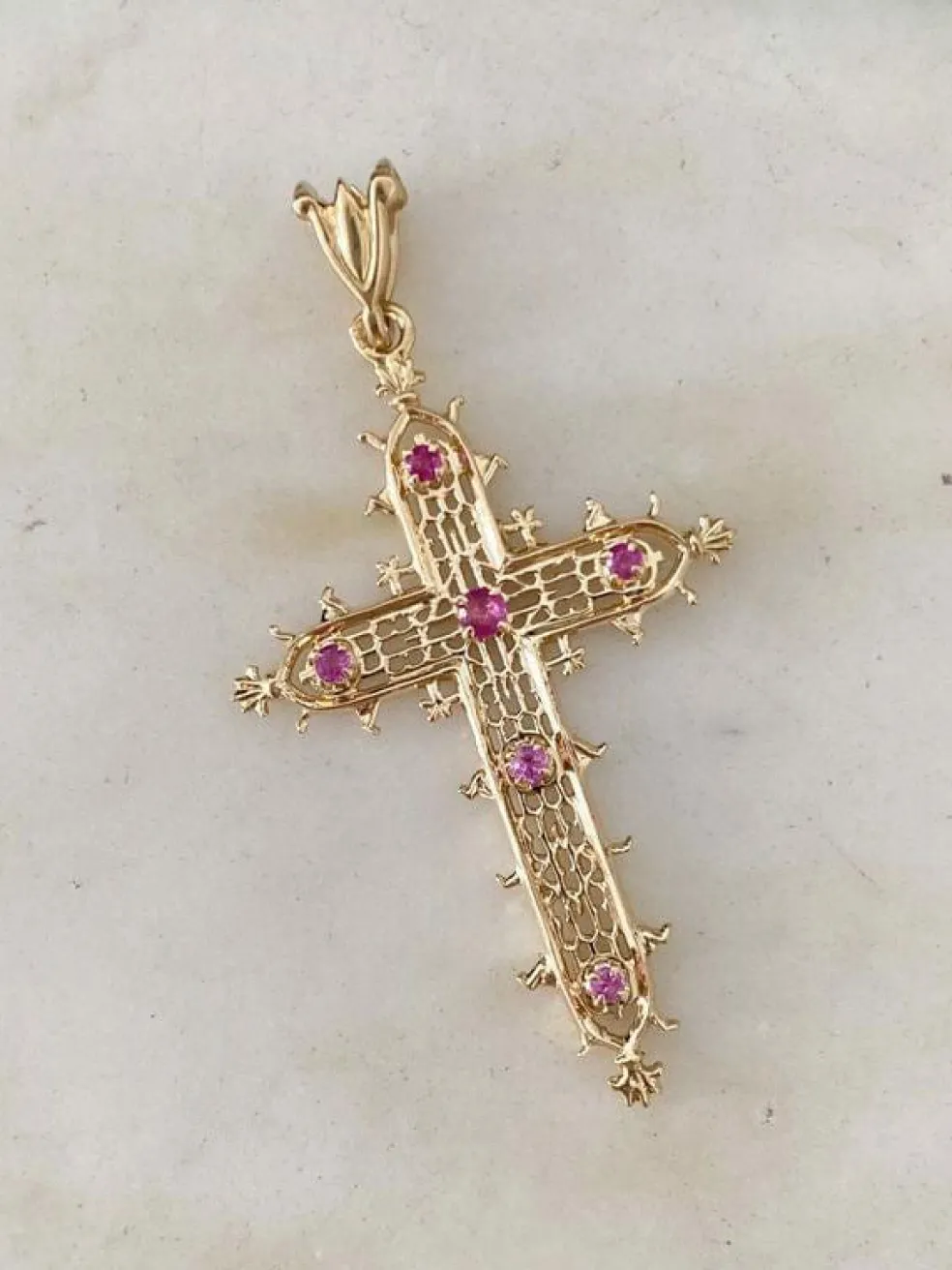 Pendentif croix filigrané en or jaune et rubis