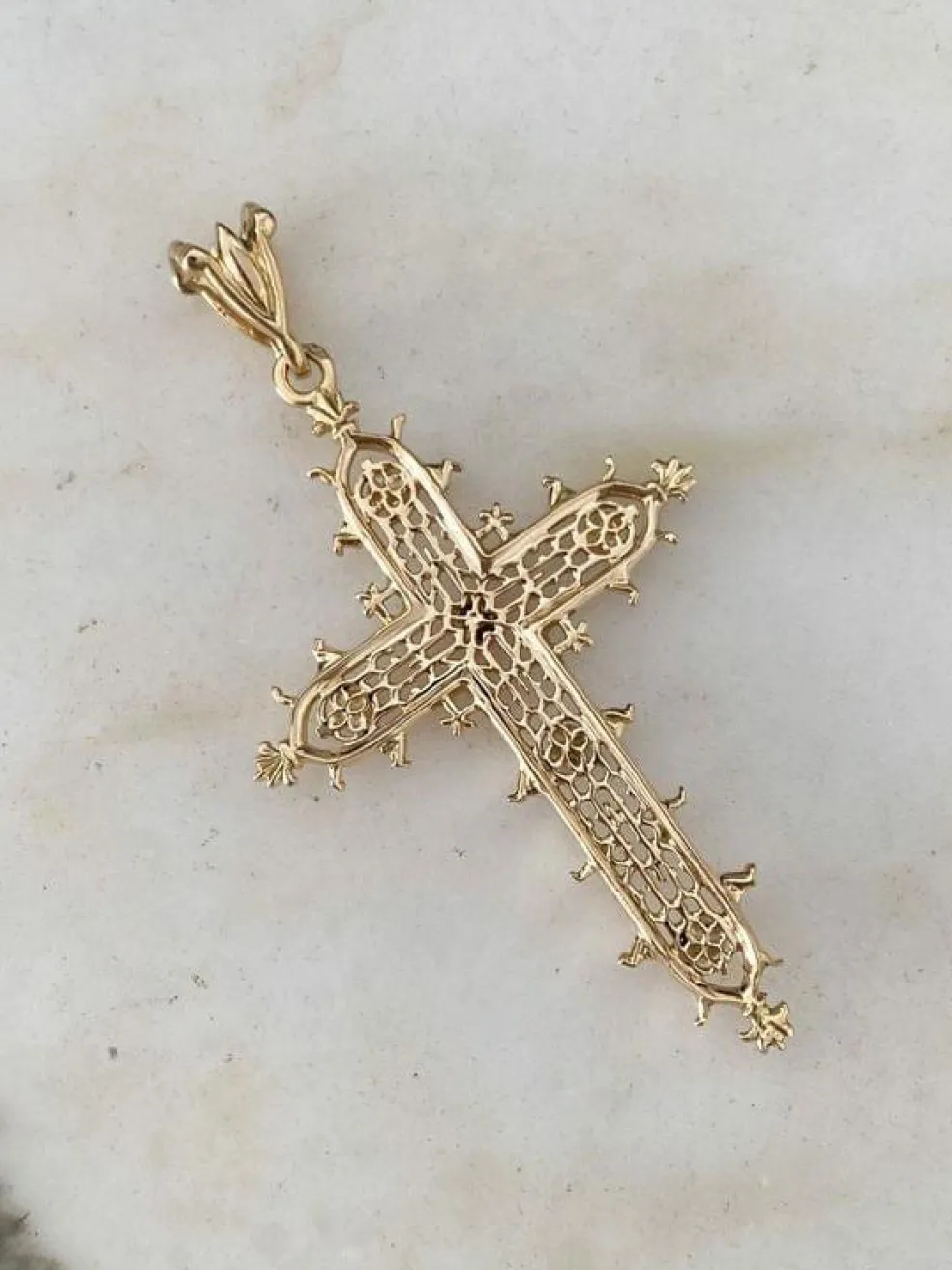 Pendentif croix filigrané en or jaune et rubis