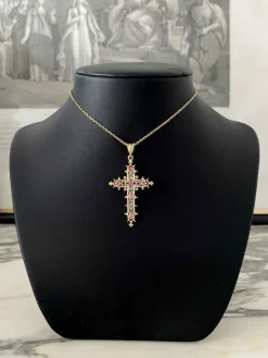 Pendentif croix filigrané en or jaune et rubis