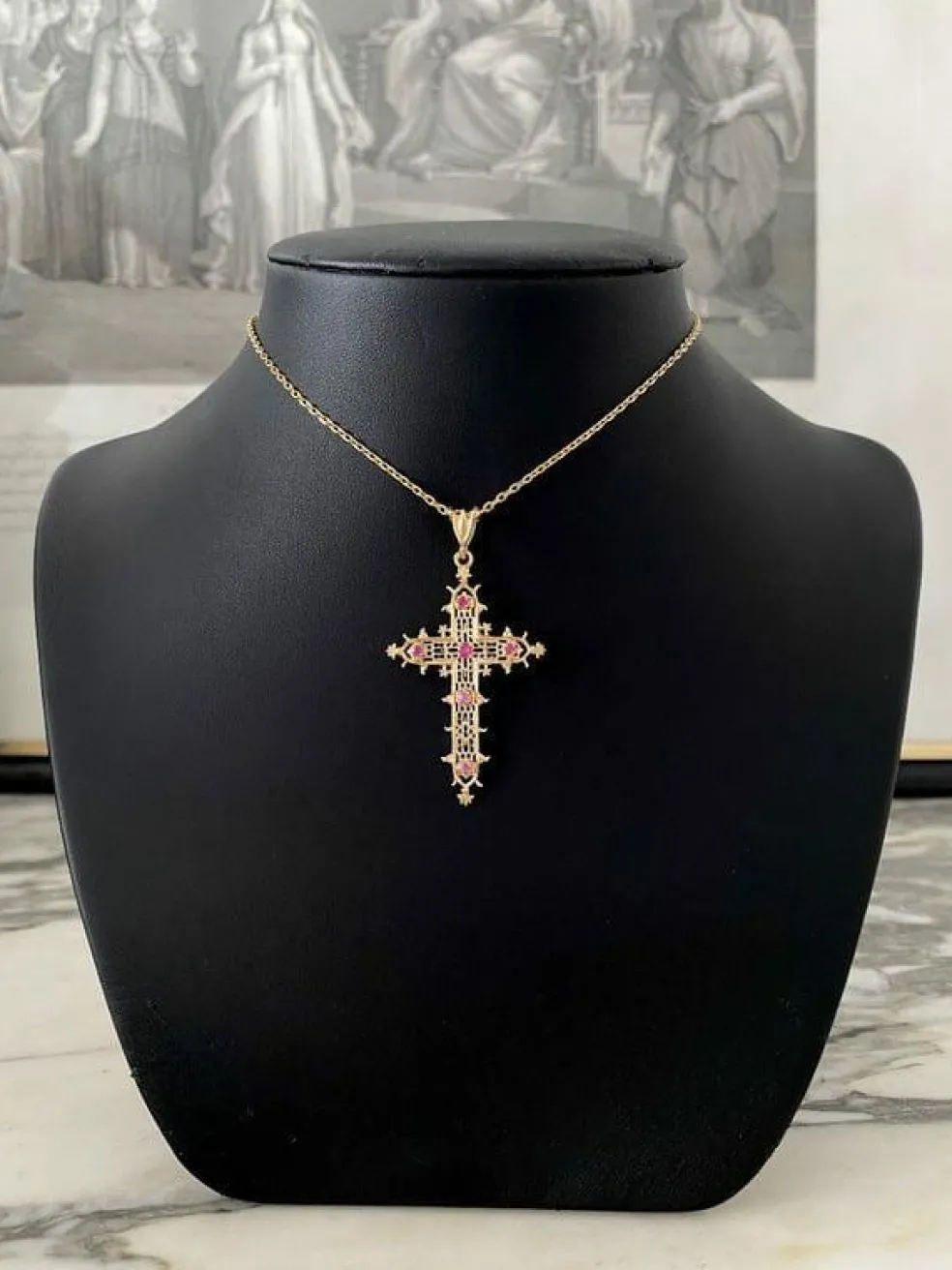 Pendentif croix filigrané en or jaune et rubis
