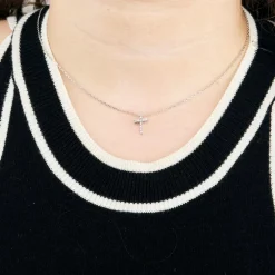Pendentif croix or blanc et diamants, et chaine