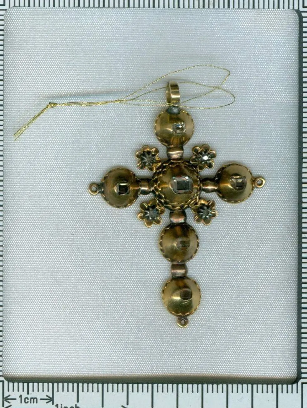 Pendentif croix, or et diamants