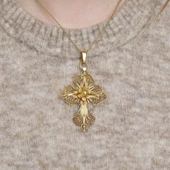 Pendentif croix or jaune filigrané