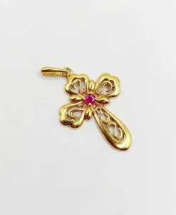 Pendentif croix vintage or jaune finement travaillée ornée d'un rubis