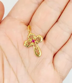 Pendentif croix vintage or jaune finement travaillée ornée d'un rubis