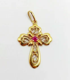Pendentif croix vintage or jaune finement travaillée ornée d'un rubis
