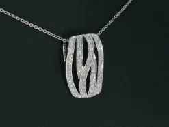 Pendentif design en or blanc avec diamants taille brillant