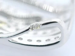 Pendentif design en or blanc avec diamants taille brillant