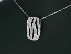 Pendentif design en or blanc avec diamants taille brillant