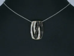 Pendentif design en or rose avec diamants brillants blancs et noirs