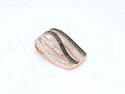 Pendentif design en or rose avec diamants brillants blancs et noirs