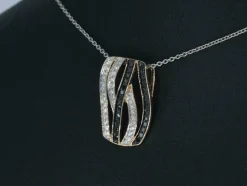 Pendentif design en or rose avec diamants brillants blancs et noirs