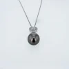 Pendentif diamants en or blanc avec une perle Tahiti.