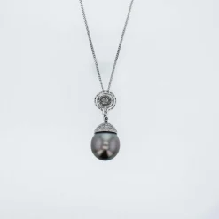Pendentif diamants en or blanc avec une perle Tahiti.