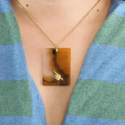 Pendentif en agate, motif d'oiseau en or jaune reprenant une gouache de Georges Braque