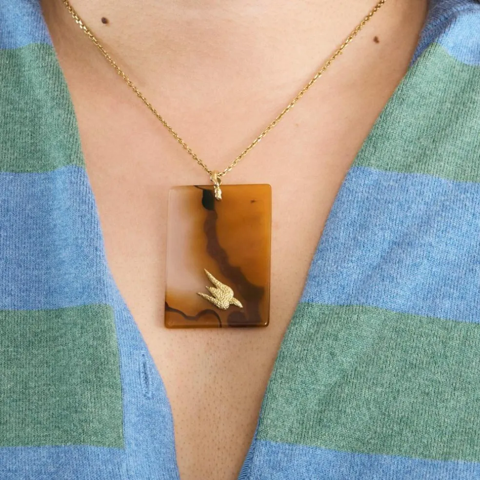 Pendentif en agate, motif d'oiseau en or jaune reprenant une gouache de Georges Braque