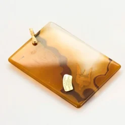 Pendentif en agate, motif d'oiseau en or jaune reprenant une gouache de Georges Braque