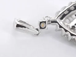 Pendentif en forme de larme en or blanc avec diamants