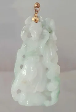 Pendentif en jade néphrite sculpté