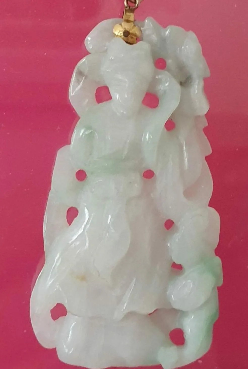 Pendentif en jade néphrite sculpté
