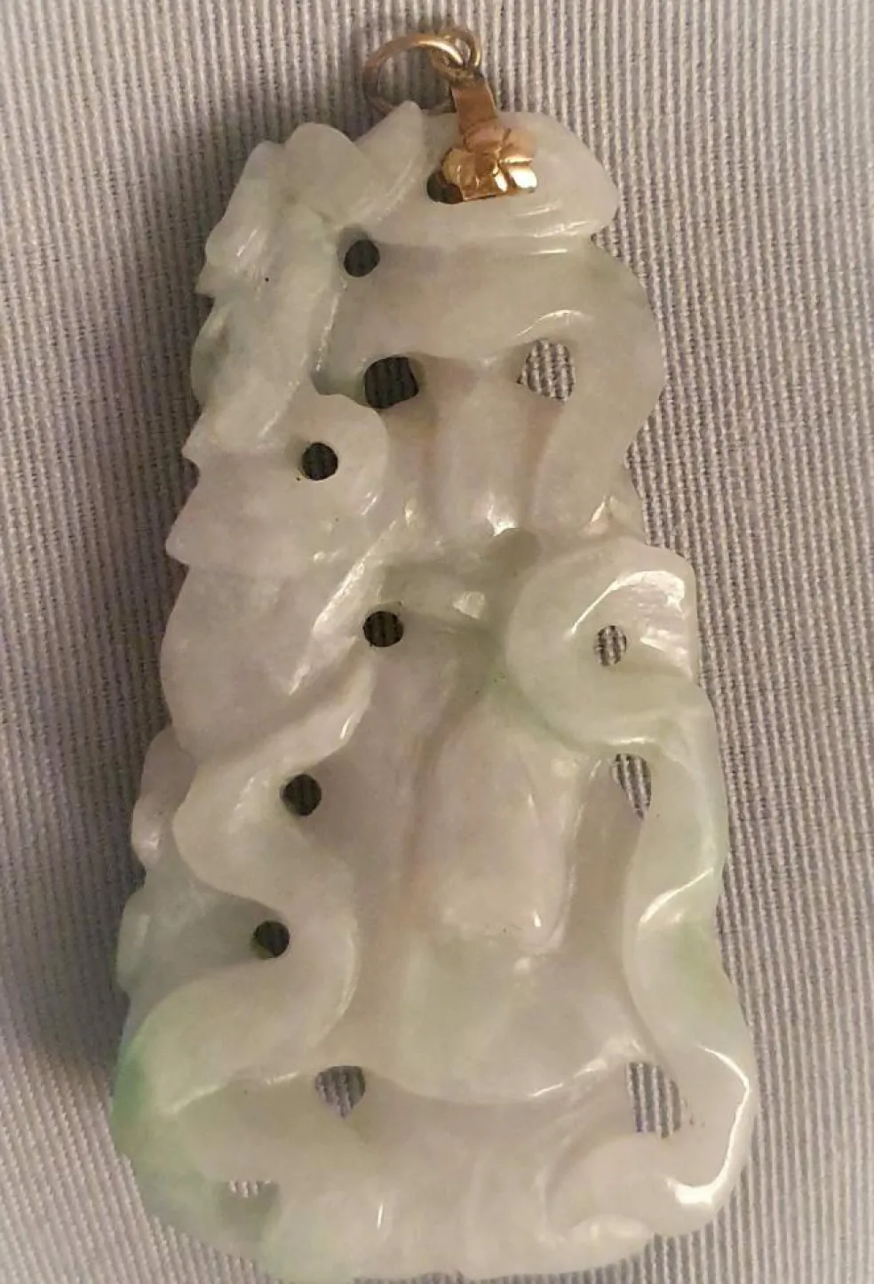 Pendentif en jade néphrite sculpté