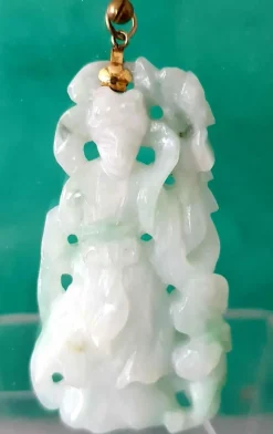 Pendentif en jade néphrite sculpté