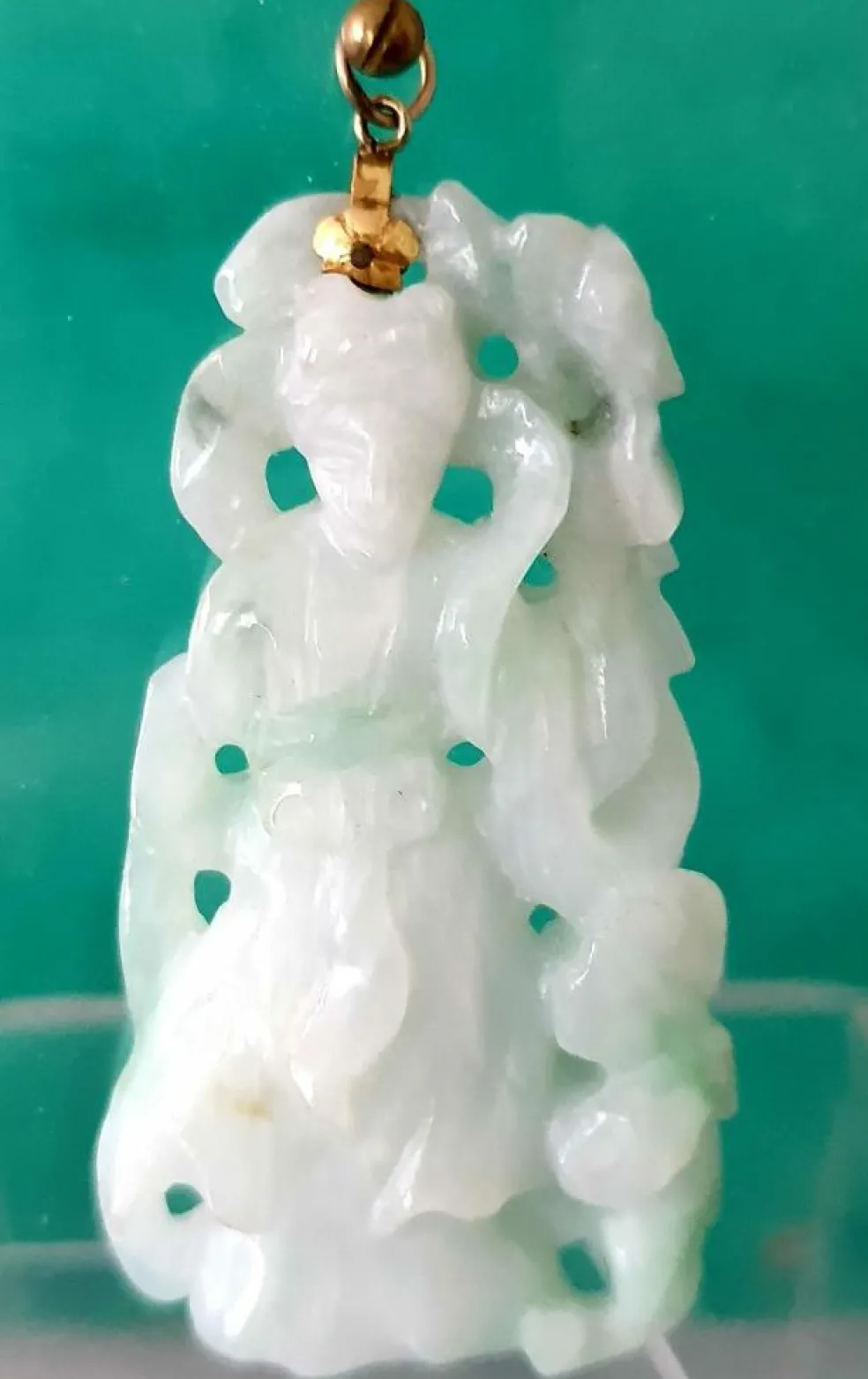 Pendentif en jade néphrite sculpté