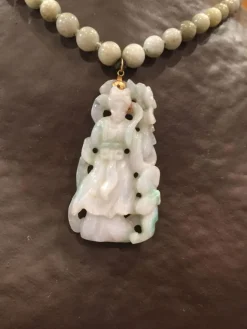 Pendentif en jade néphrite sculpté