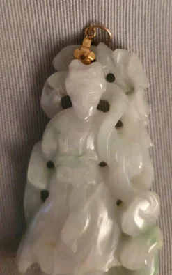 Pendentif en jade néphrite sculpté