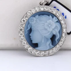 Pendentif en or avec camée et brillant