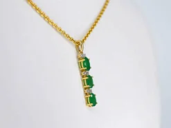 Pendentif en or avec diamants et émeraude