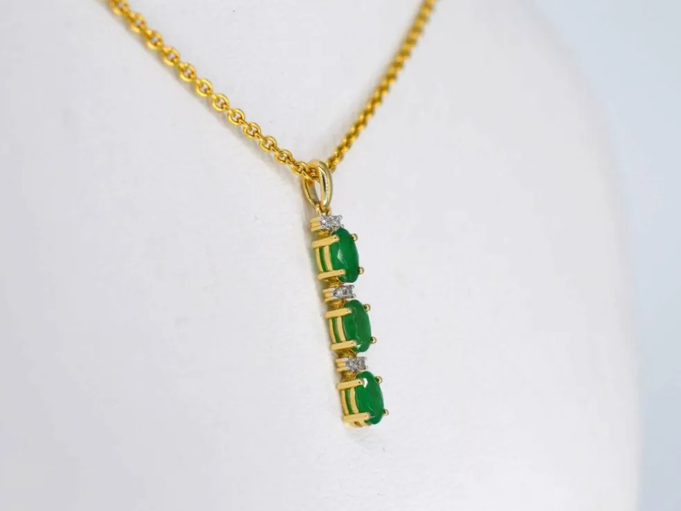 Pendentif en or avec diamants et émeraude